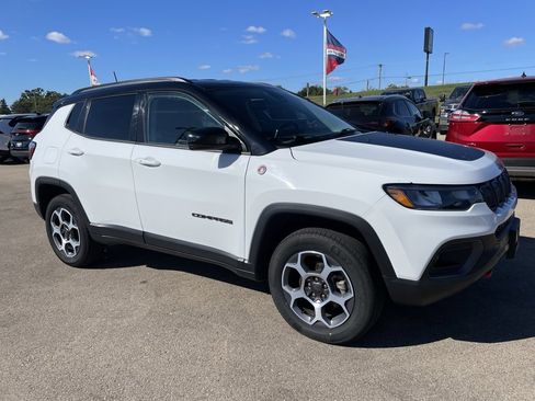 Used 2022 Jeep Compass Trailhawk w/ Trailhawk Convenience Group image 2