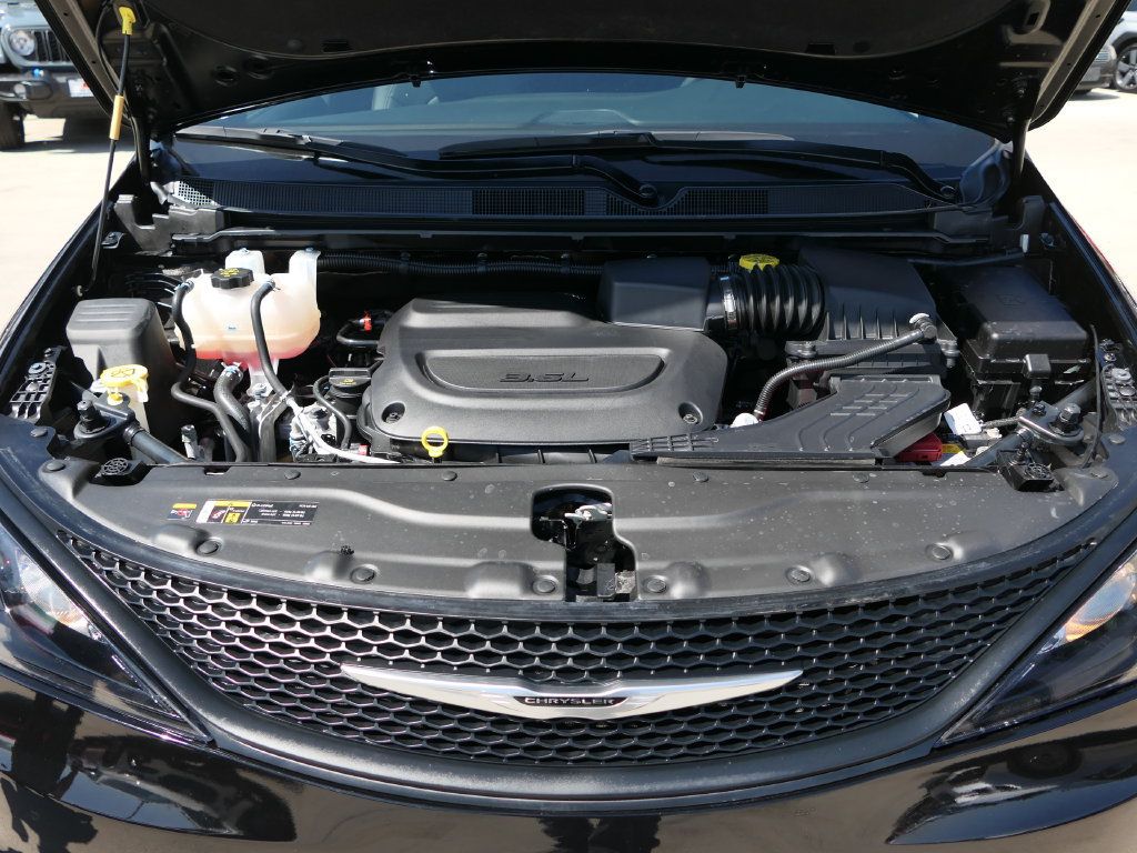 Used 2025 Chrysler Voyager LX FWD image 26