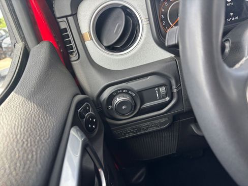 Used 2025 Jeep Wrangler Sahara image 34