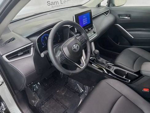 Used 2025 Toyota Corolla Cross XLE w/ Convenience Package FWD image 9