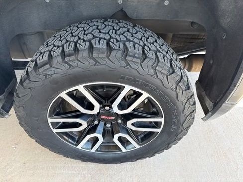 Used 2021 GMC Sierra 1500 AT4 w/ Technology Package AWD/4WD image 5