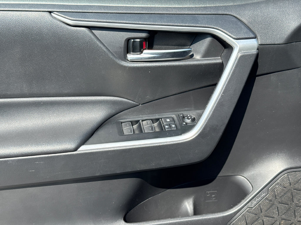 Used 2025 Toyota RAV4 XLE AWD/4WD image 13