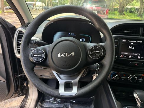 Used 2025 Kia Soul LX w/ LX Technology Package FWD image 25