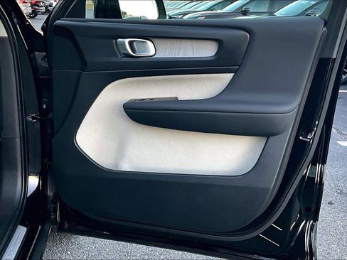 Certified 2023 Volvo XC40 B5 Plus w/ Protection Package Premier image 21