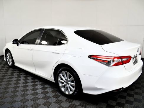 Used 2018 Toyota Camry LE image 12