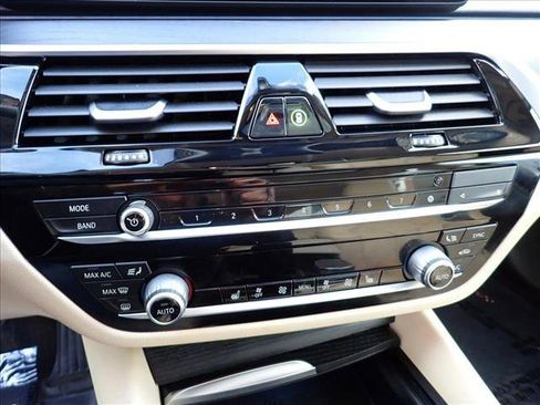 Used 2022 BMW 530e xDrive w/ Premium Package image 19