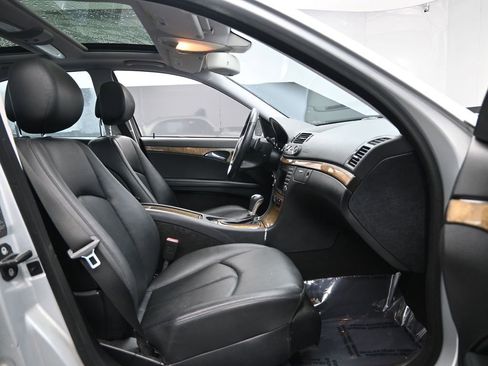 Used 2009 Mercedes-Benz E 350 4MATIC Sedan image 25