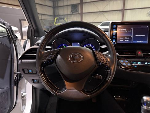 Used 2019 Toyota C-HR XLE FWD image 30
