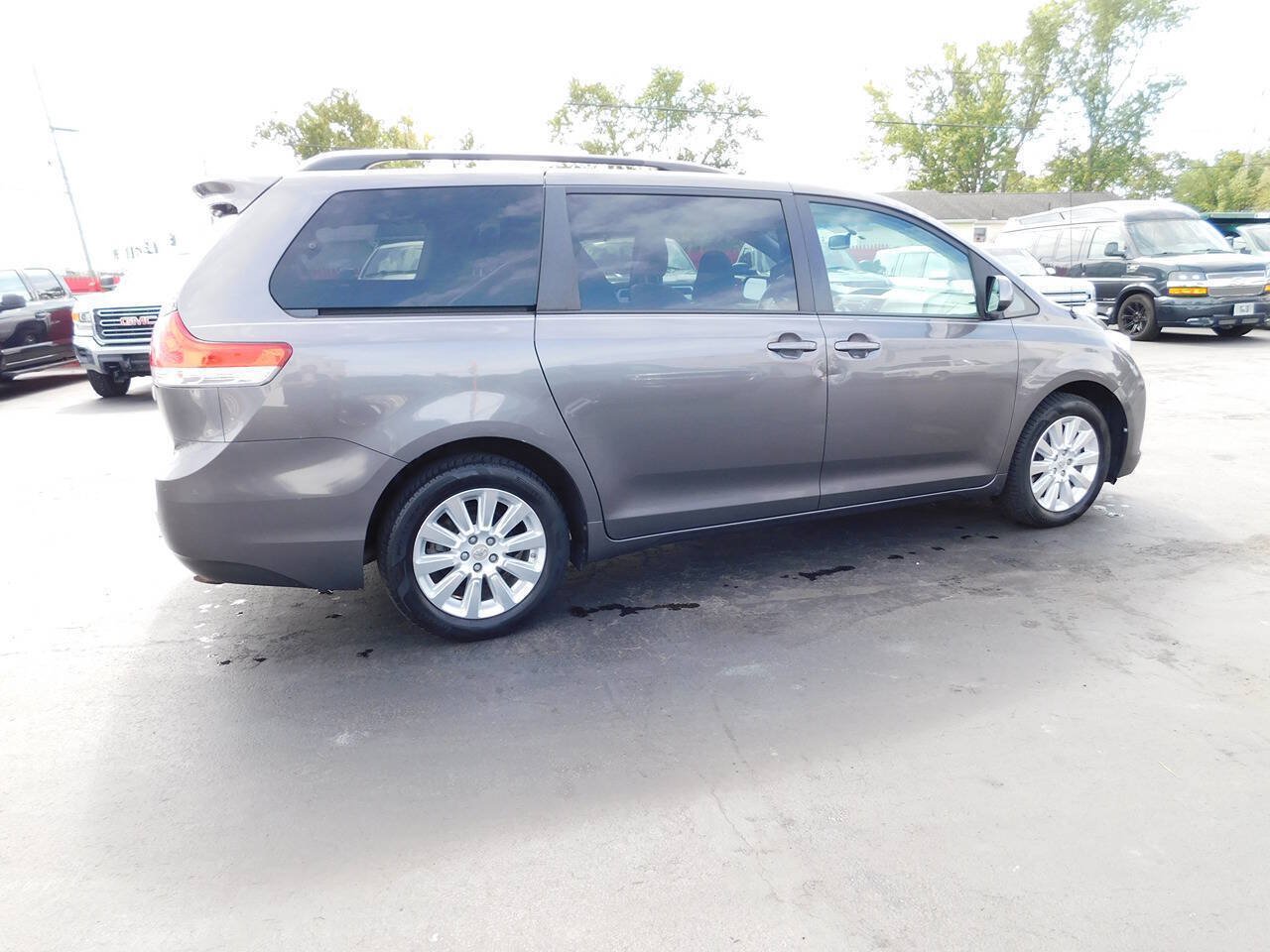 Used 2012 Toyota Sienna LE w/ Towing Pkg AWD/4WD image 13