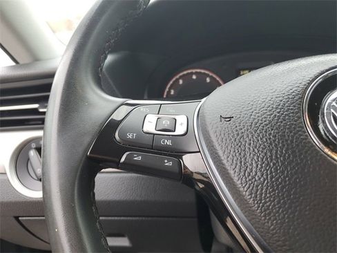 Used 2022 Volkswagen Passat 2.0T SE image 11