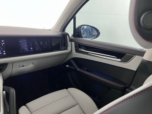 Certified 2025 Porsche Cayenne Turbo AWD/4WD image 28