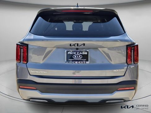Certified 2025 Kia Sorento LX image 6
