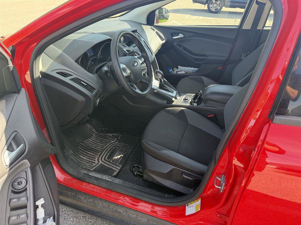 Used 2014 Ford Focus SE w/ SE Winter Package FWD image 4
