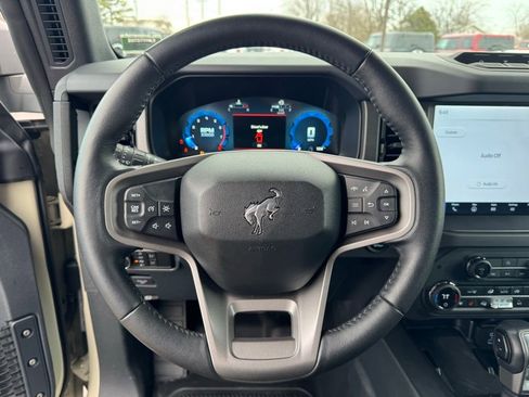 Used 2025 Ford Bronco Badlands image 8