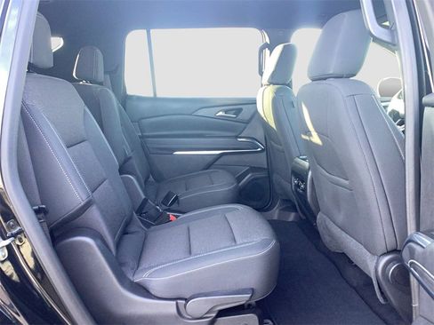 Used 2025 Chevrolet Traverse LT image 19