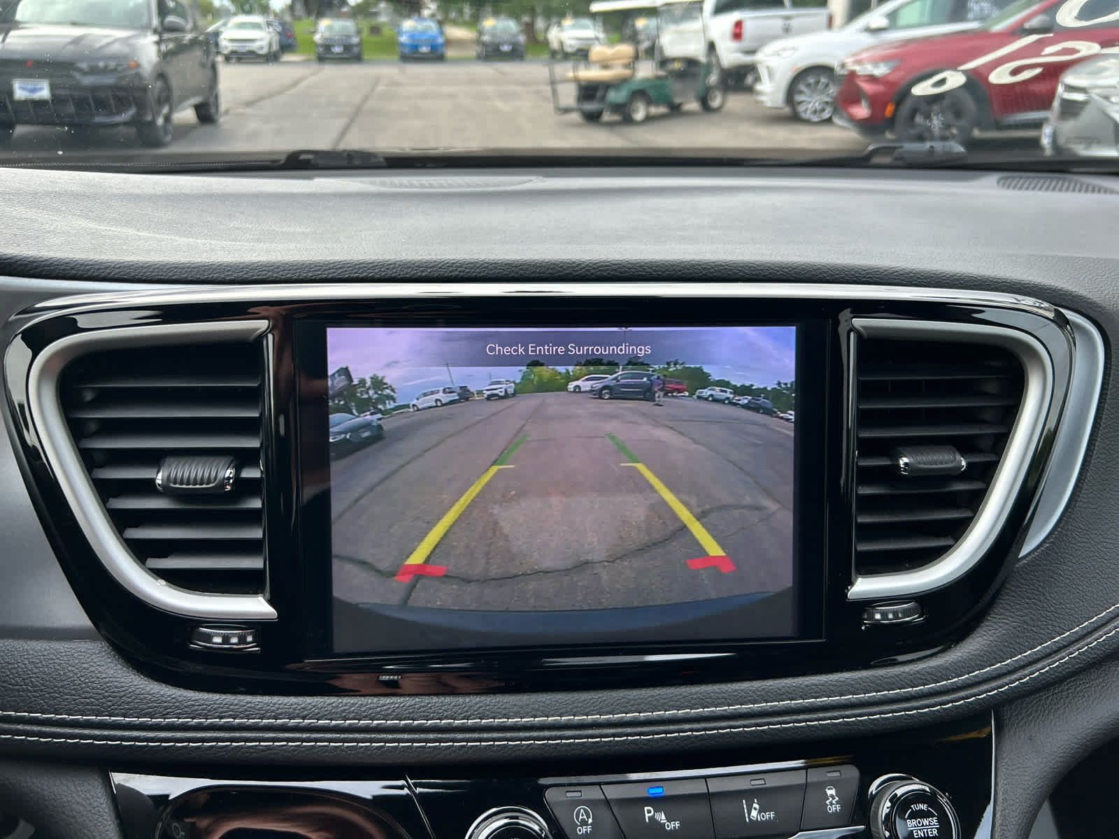 Used 2023 Chrysler Pacifica Touring FWD image 17