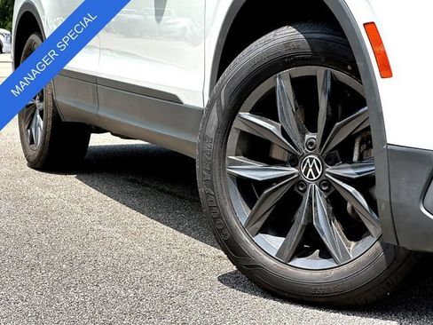 Used 2022 Volkswagen Tiguan SE w/ Panoramic Sunroof Package FWD image 2