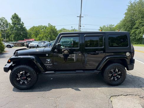 Used 2017 Jeep Wrangler Unlimited Sahara w/ Connectivity Group AWD/4WD image 8