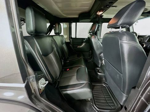 Used 2017 Jeep Wrangler Unlimited Sahara image 27