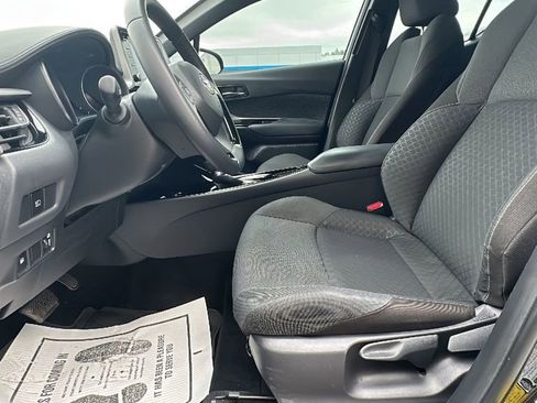 Used 2022 Toyota C-HR XLE image 10