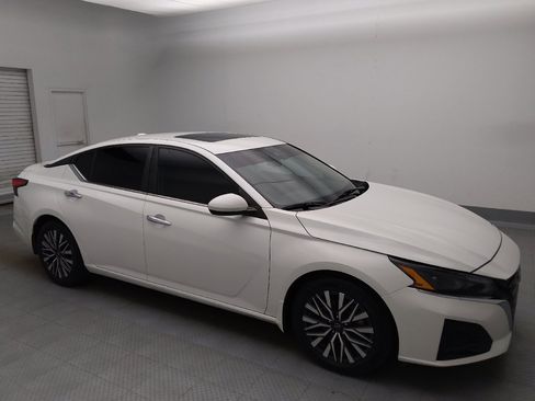 Used 2024 Nissan Altima 2.5 SV w/ SV Premium Package FWD image 11