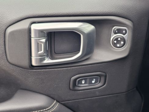 Used 2020 Jeep Wrangler Unlimited Sahara image 13