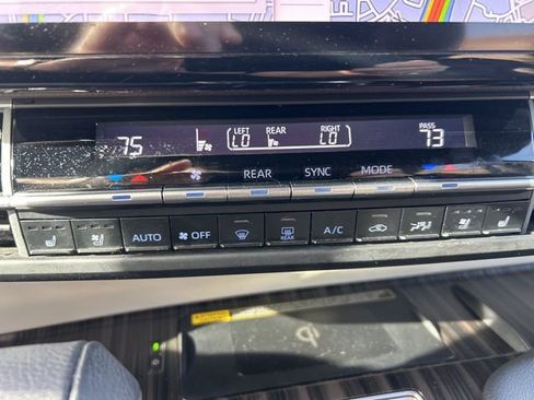 Used 2023 Toyota Sienna Platinum image 22