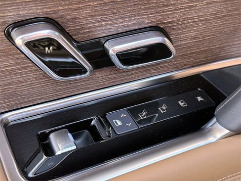 New 2025 Land Rover Range Rover Long Wheelbase SE image 13