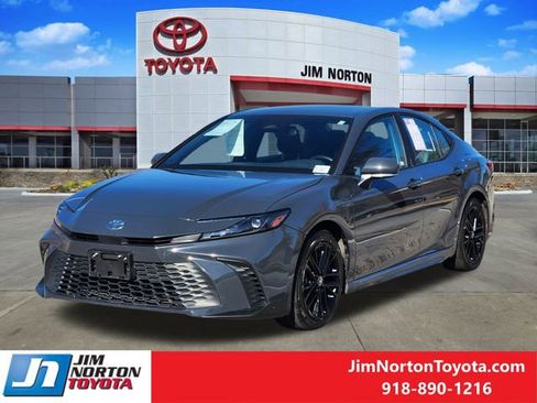Used 2025 Toyota Camry SE image 3