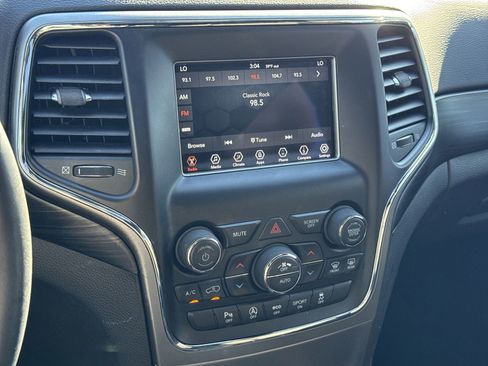 Used 2020 Jeep Grand Cherokee Laredo image 23