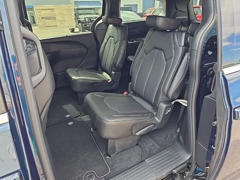 New 2025 Chrysler Pacifica Select image 21