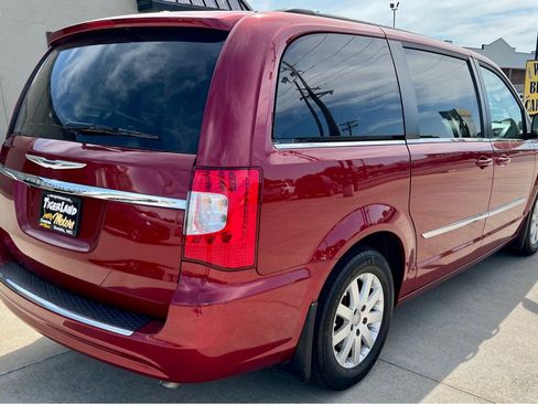 Used 2015 Chrysler Town & Country Touring w/ Mopar Premium Addition Group image 7