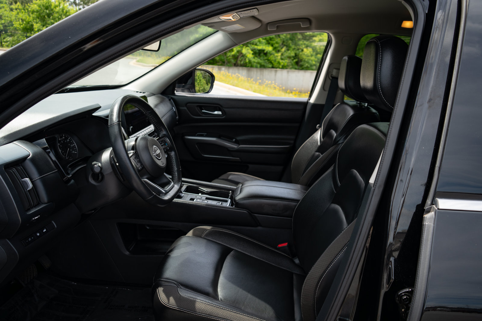 Used 2024 Nissan Pathfinder SL w/ Black Appearance Package FWD image 14