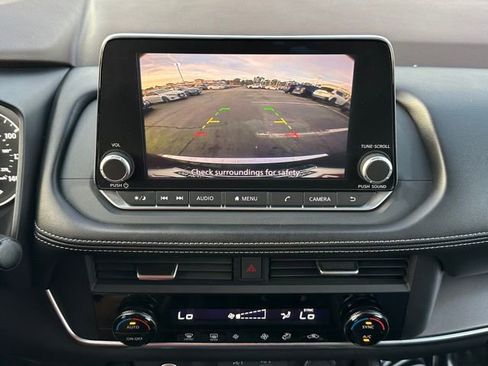 Used 2023 Nissan Rogue SV image 34