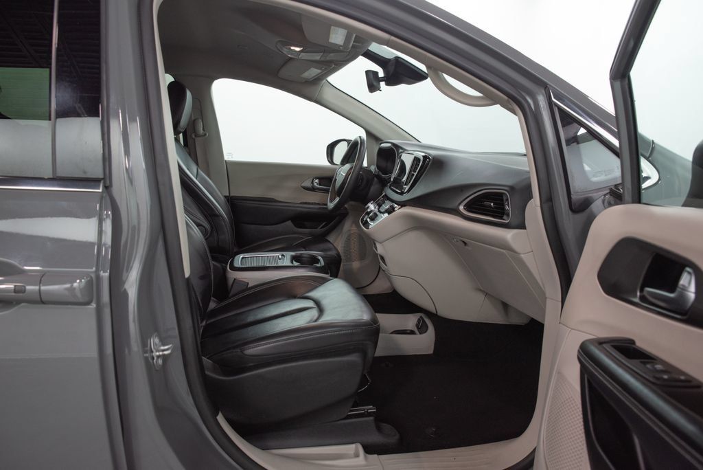 Used 2023 Chrysler Pacifica Touring-L FWD image 19