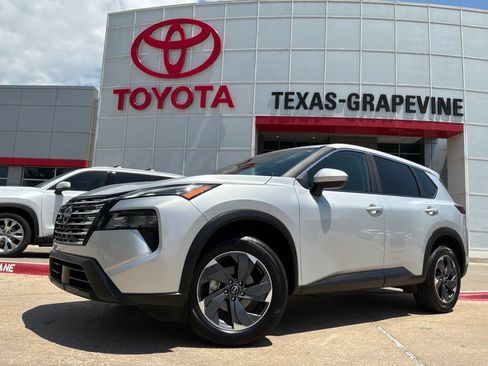 Used 2025 Nissan Rogue SV FWD image 2