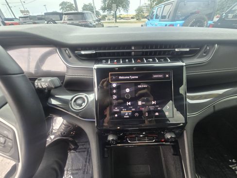 Used 2022 Jeep Grand Cherokee Altitude AWD/4WD image 16