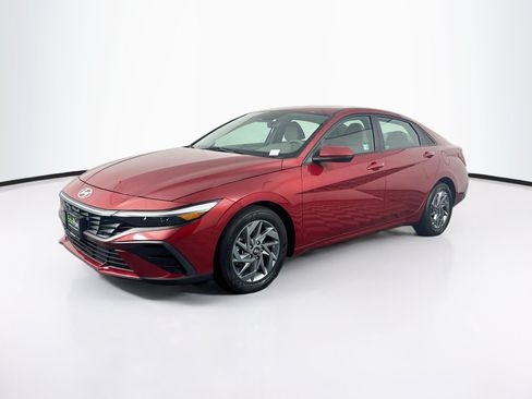 Used 2024 Hyundai Elantra SEL FWD image 3