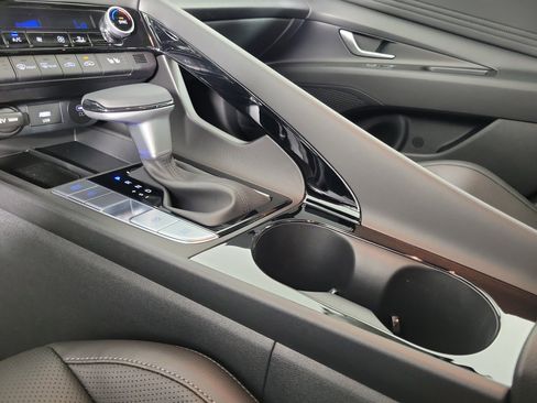 New 2025 Hyundai Elantra Limited image 18