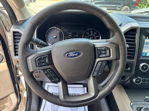 Used 2018 Ford Expedition XLT w/ Equipment Group 202A AWD/4WD image 28