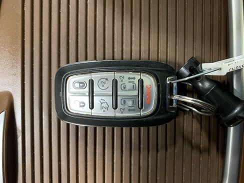 Used 2017 Chrysler Pacifica Limited FWD image 37