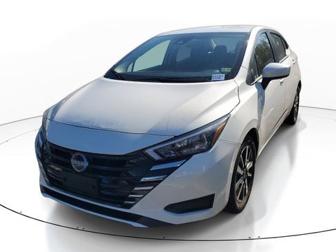 Used 2025 Nissan Versa SV image 2
