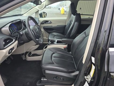 Used 2023 Chrysler Pacifica Touring-L image 8