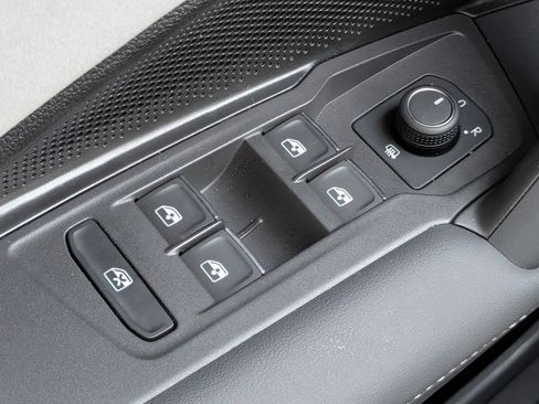 Used 2025 Volkswagen Tiguan SE AWD/4WD image 23