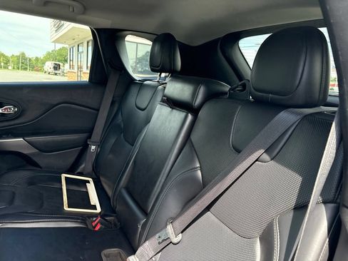 Used 2019 Jeep Cherokee Limited FWD image 5