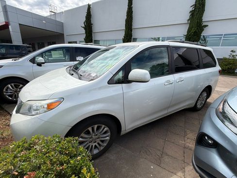 Used 2017 Toyota Sienna XLE FWD image 2