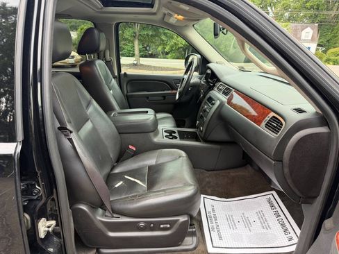 Used 2014 GMC Yukon XL SLT w/ SLT-2 Equipment Package AWD/4WD image 23