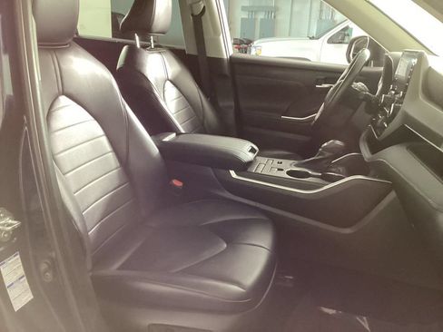 Used 2022 Toyota Highlander XLE AWD/4WD image 20