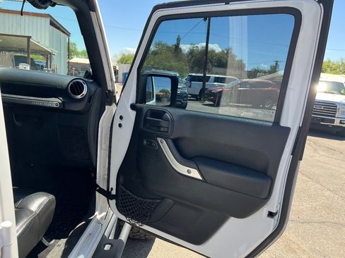 Used 2012 Jeep Wrangler Unlimited Sahara w/ Connectivity Group AWD/4WD image 18
