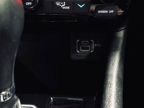 Used 2025 Jeep Compass Limited image 31